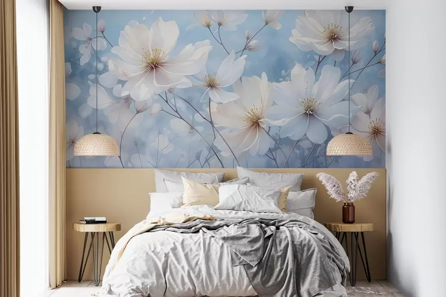 stenske poslikave Nežno belo cvetje z mehkimi cvetnimi listi na zamegljenem modrem ozadju, ki ustvarja mirno in eterično vzdušje w08412