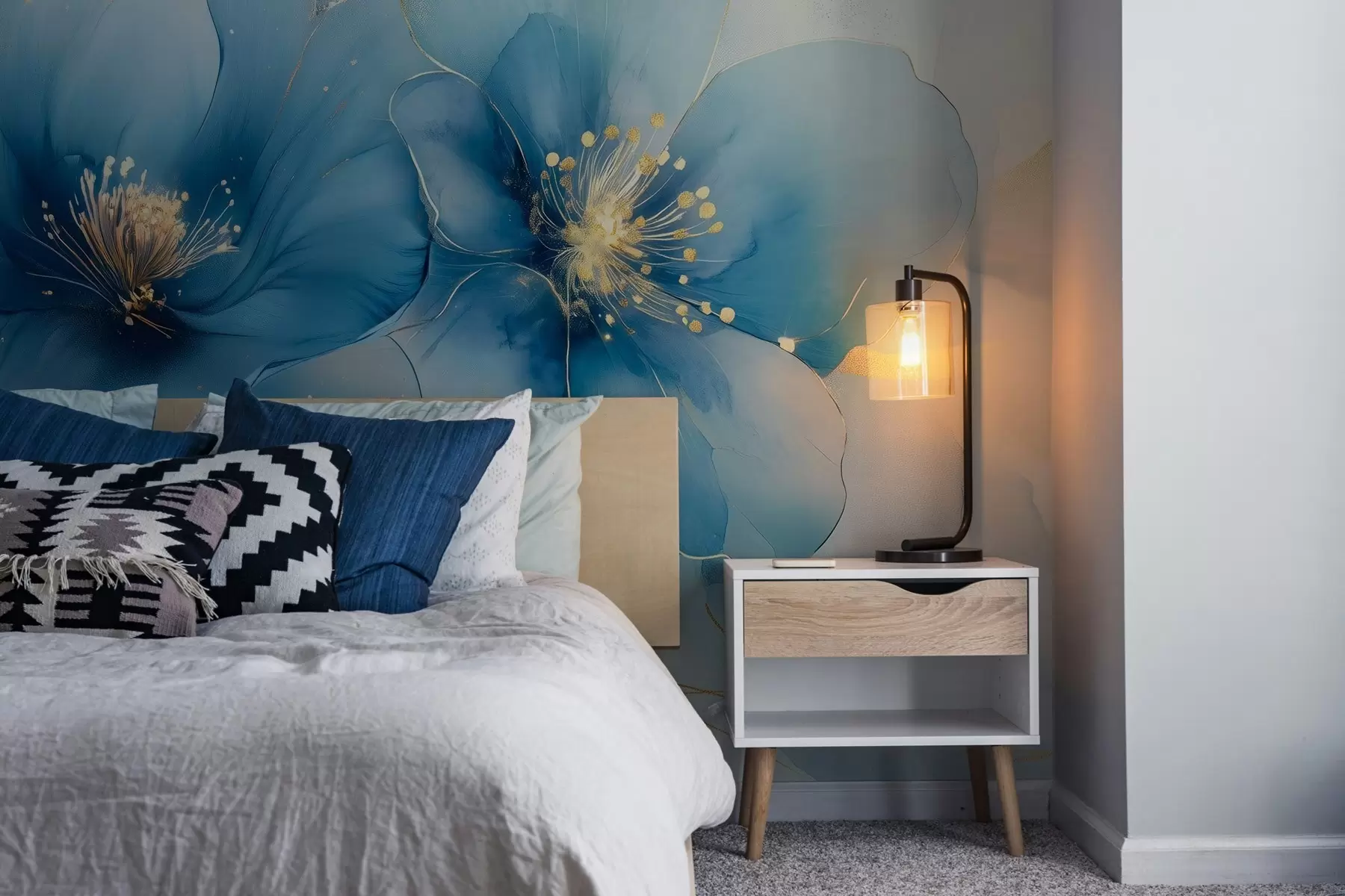 stenske poslikave Zasanjana cvetlična slika z velikimi, nežnimi modrimi cvetovi w02769