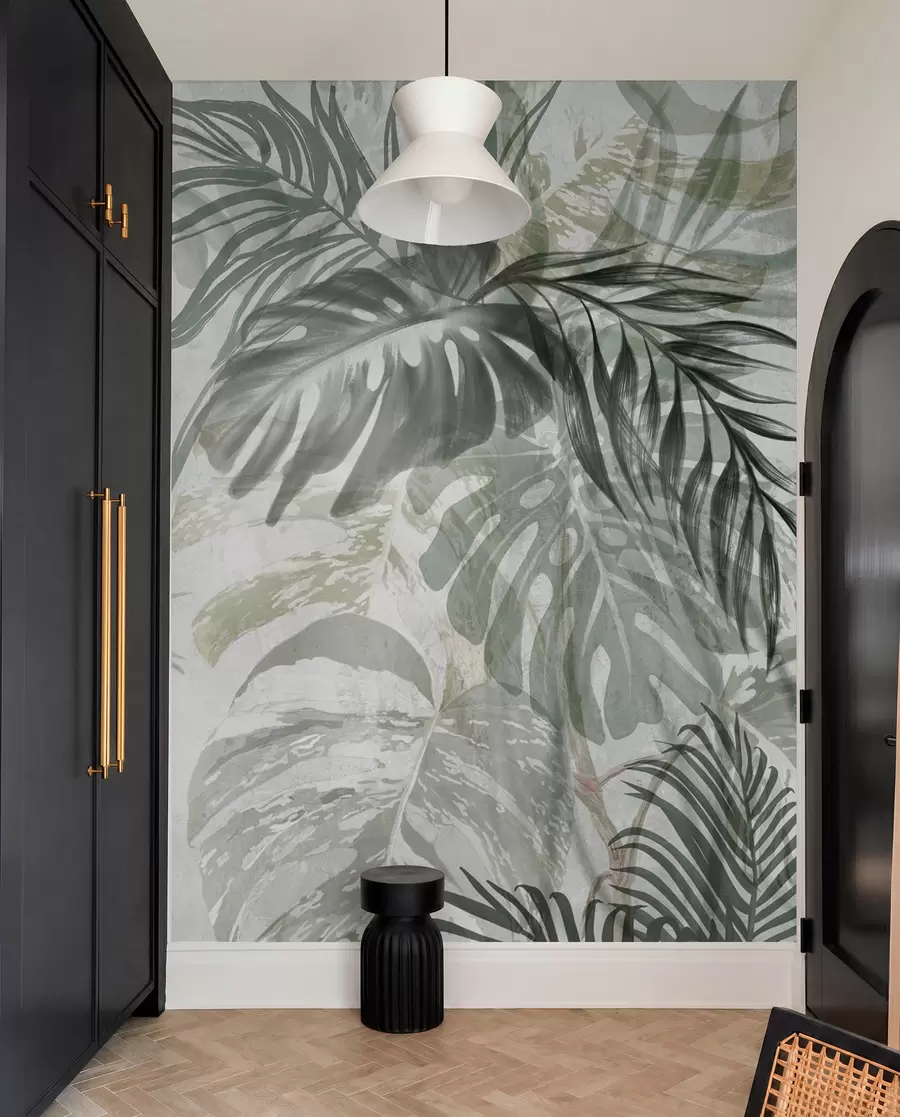 stenske poslikave Monstera in palmovi listi v odtenkih zelene in sive, botanično, tropsko listje, rastline džungle, teksturirano ozadje w09011