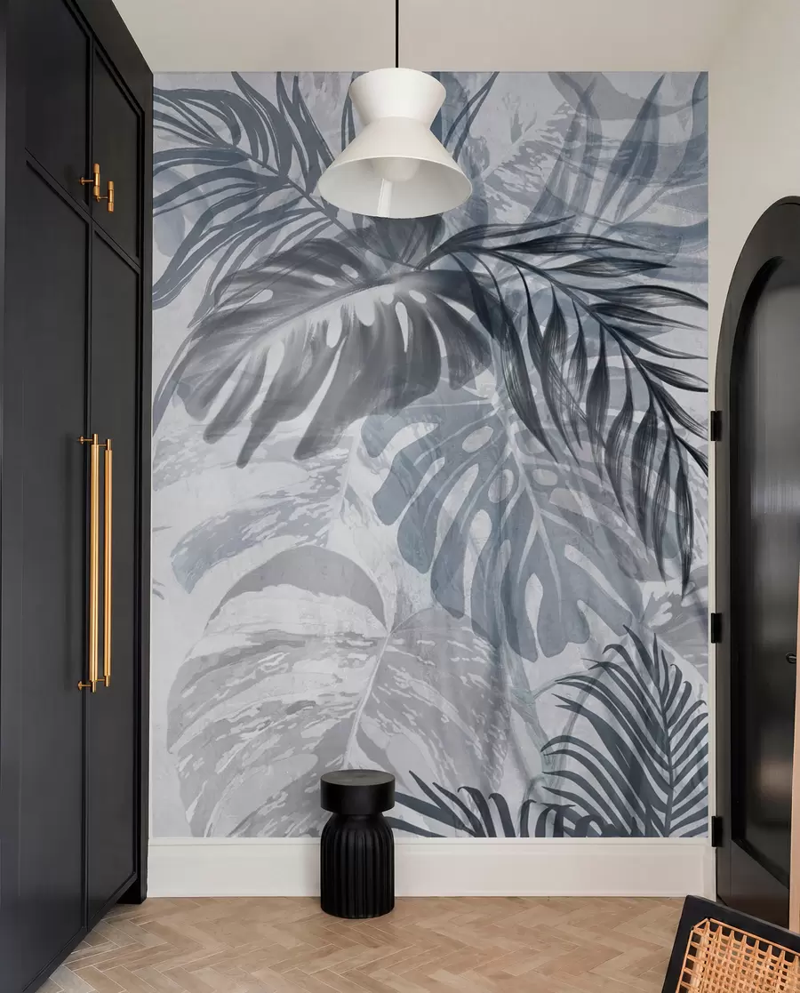 stenske poslikave Monstera in palmovi listi v odtenkih modre in sive, botanično, tropsko listje, rastline džungle, teksturirano ozadje w09011v1