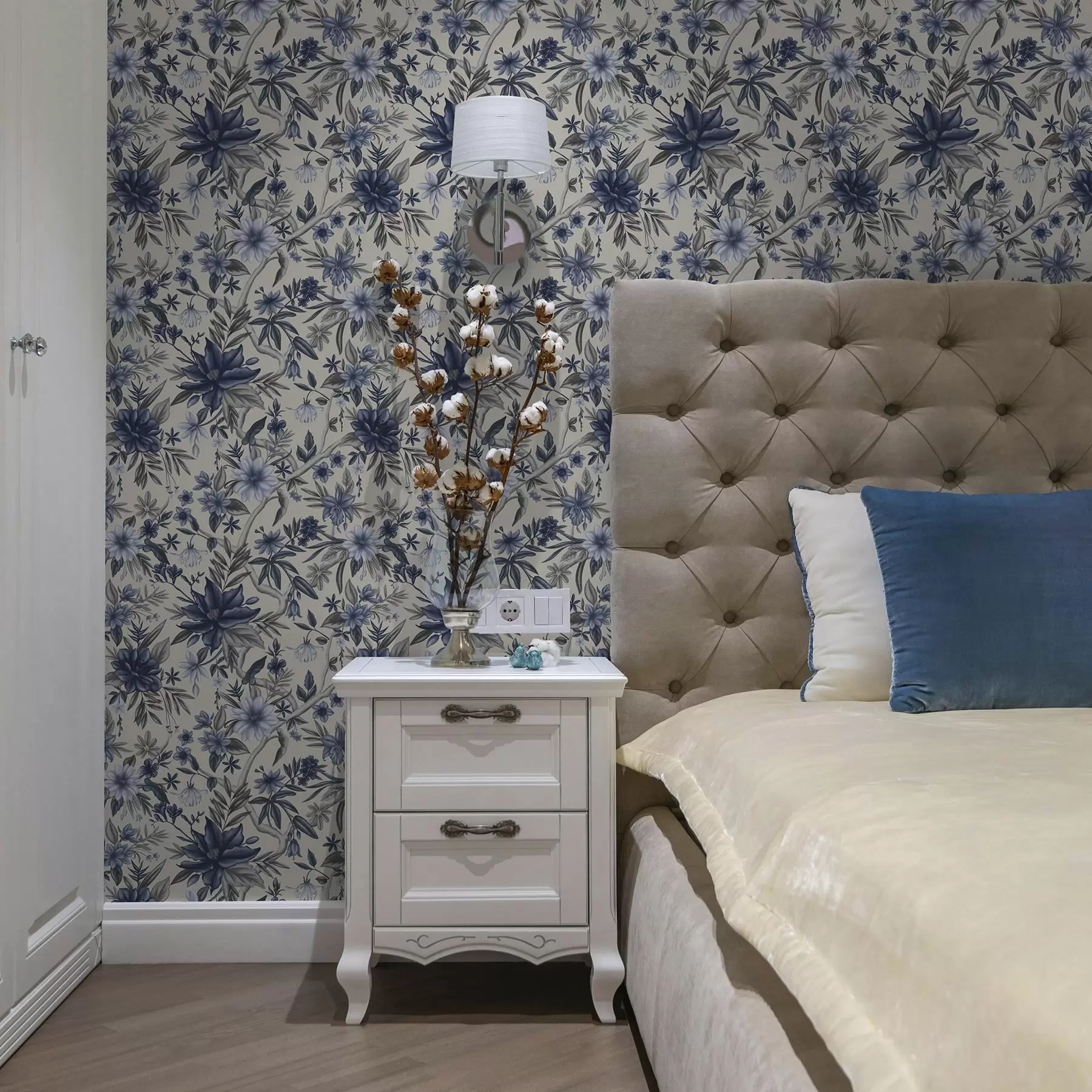 stenske poslikave Modro in sivo cvetje na svetlem ozadju a00304