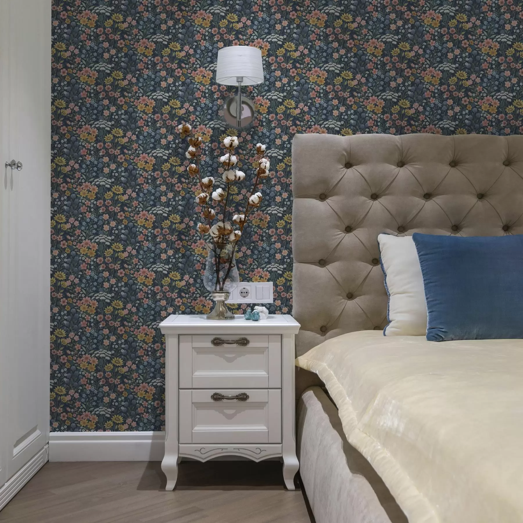 stenske poslikave Pisane akvarelne travniške rože na mornarsko modri a00381