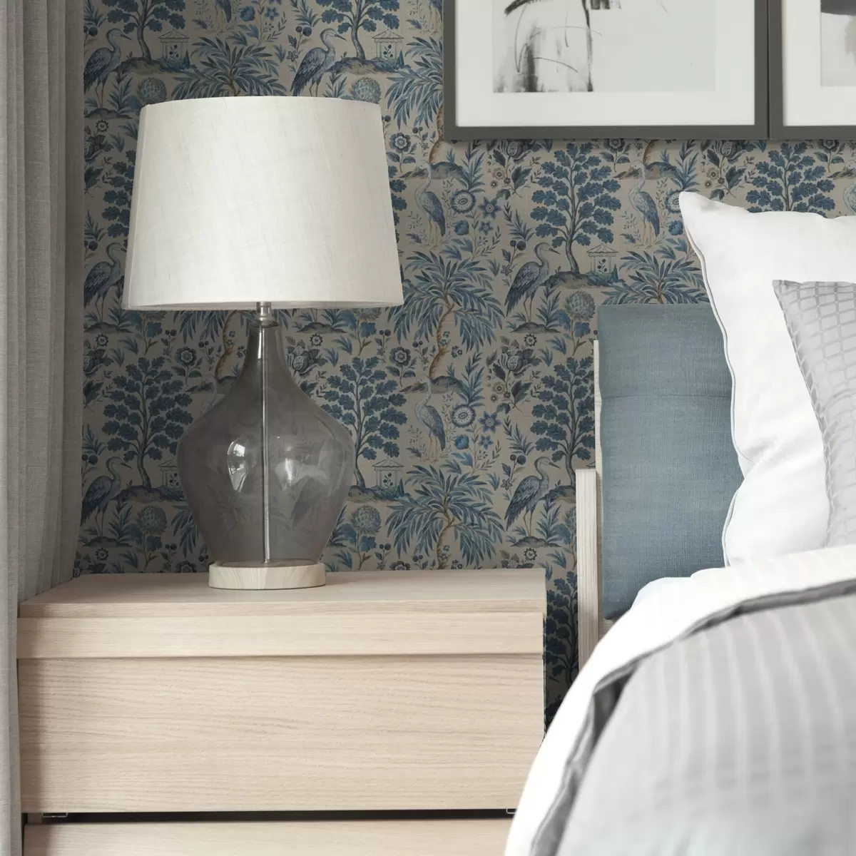 Ozadje Toile de Jouy z modrimi pticami in tropskimi drevesi a00382