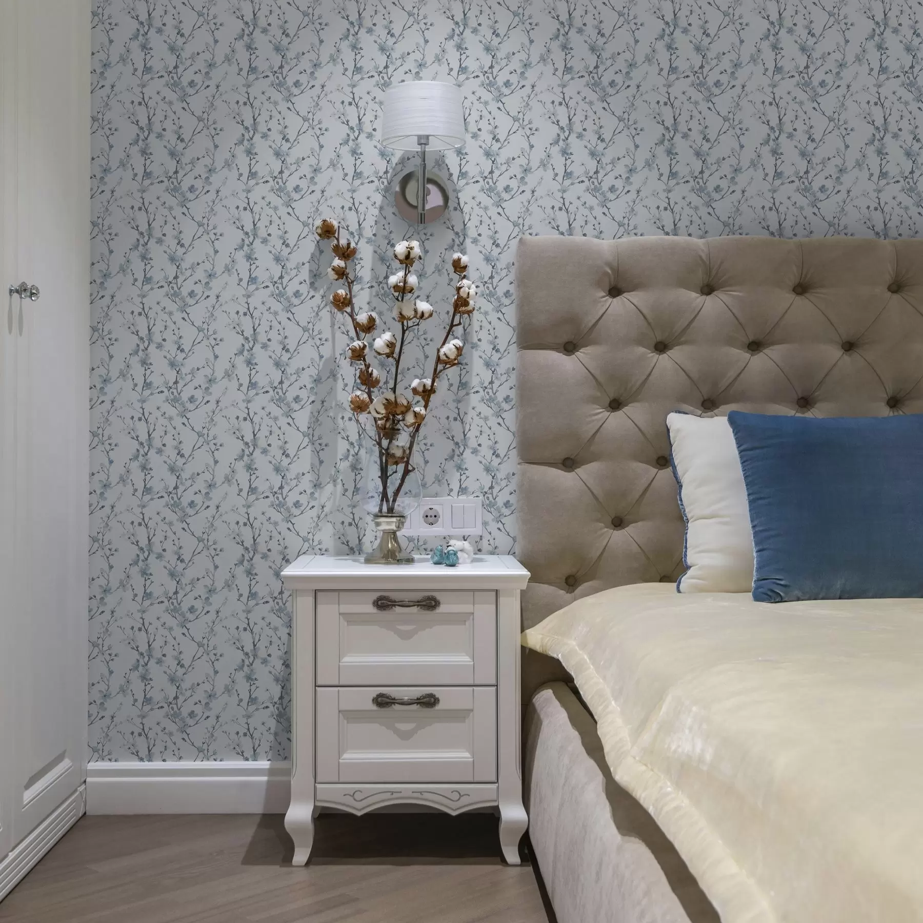 stenske poslikave Modri češnjevi cvetovi na belem ozadju z mehkim kontrastom a00399