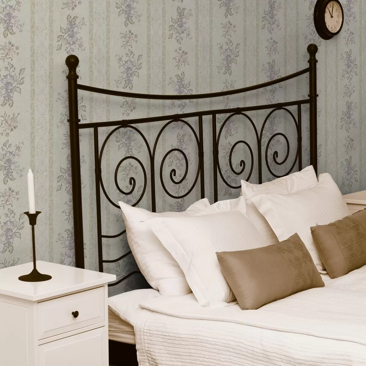 Ozadje Vintage cvetje na črtastem ozadju z ornamentom a00440