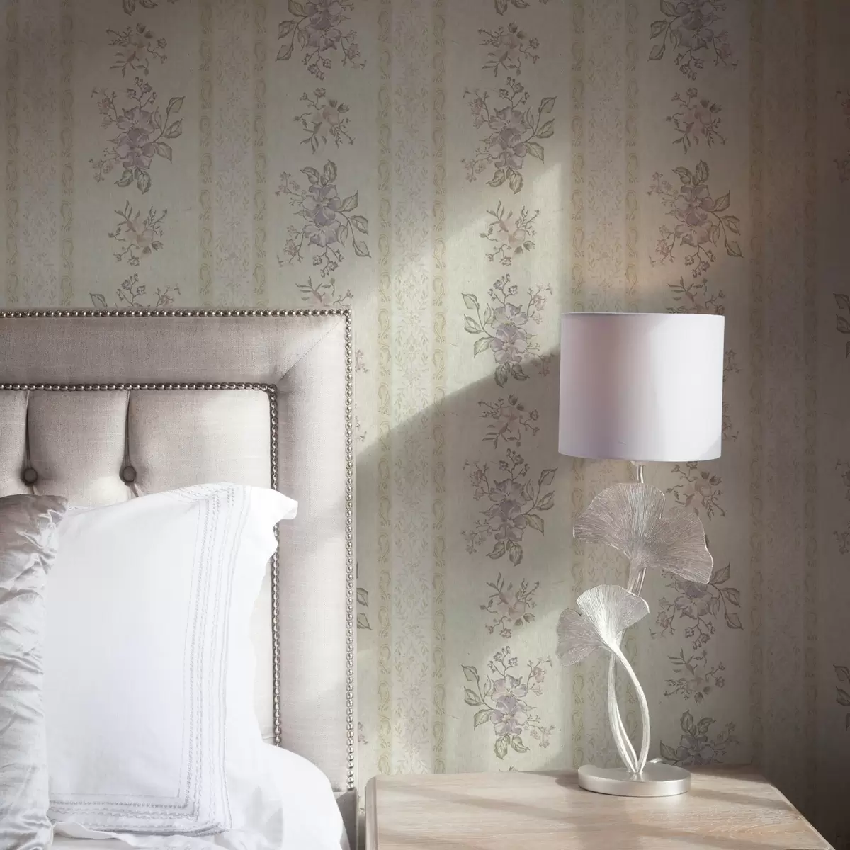 Ozadje Vintage cvetje na črtastem ozadju z ornamentom a00440