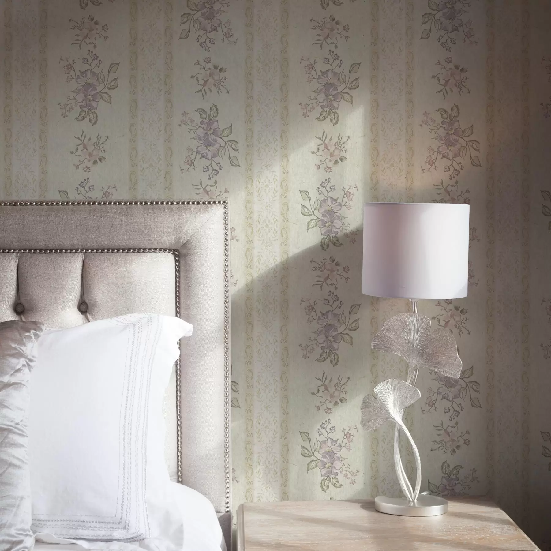 stenske poslikave Vintage cvetje na črtastem ozadju z ornamentom a00440