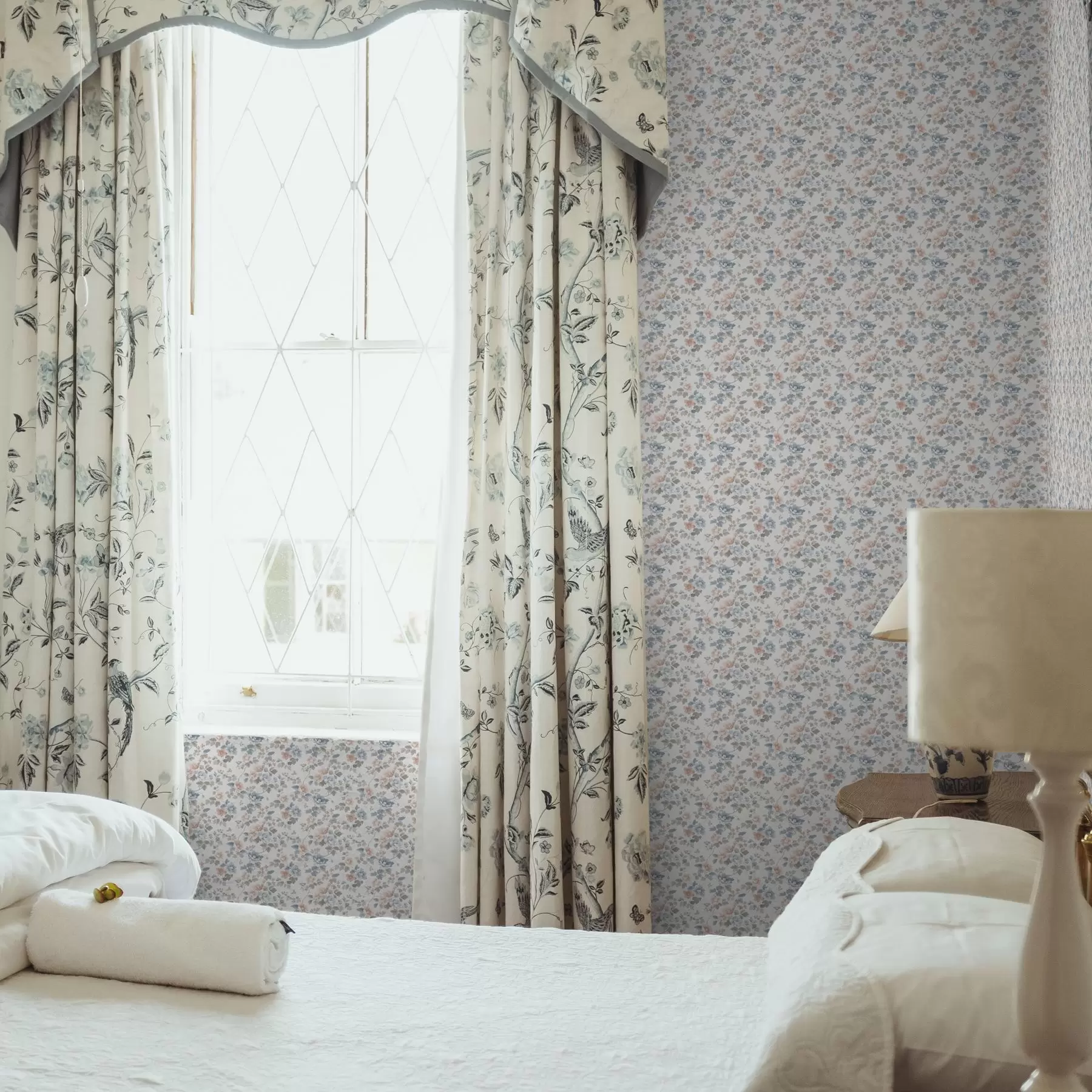 stenske poslikave Majhen cvetlični okras v modrih in koralnih odtenkih a00347