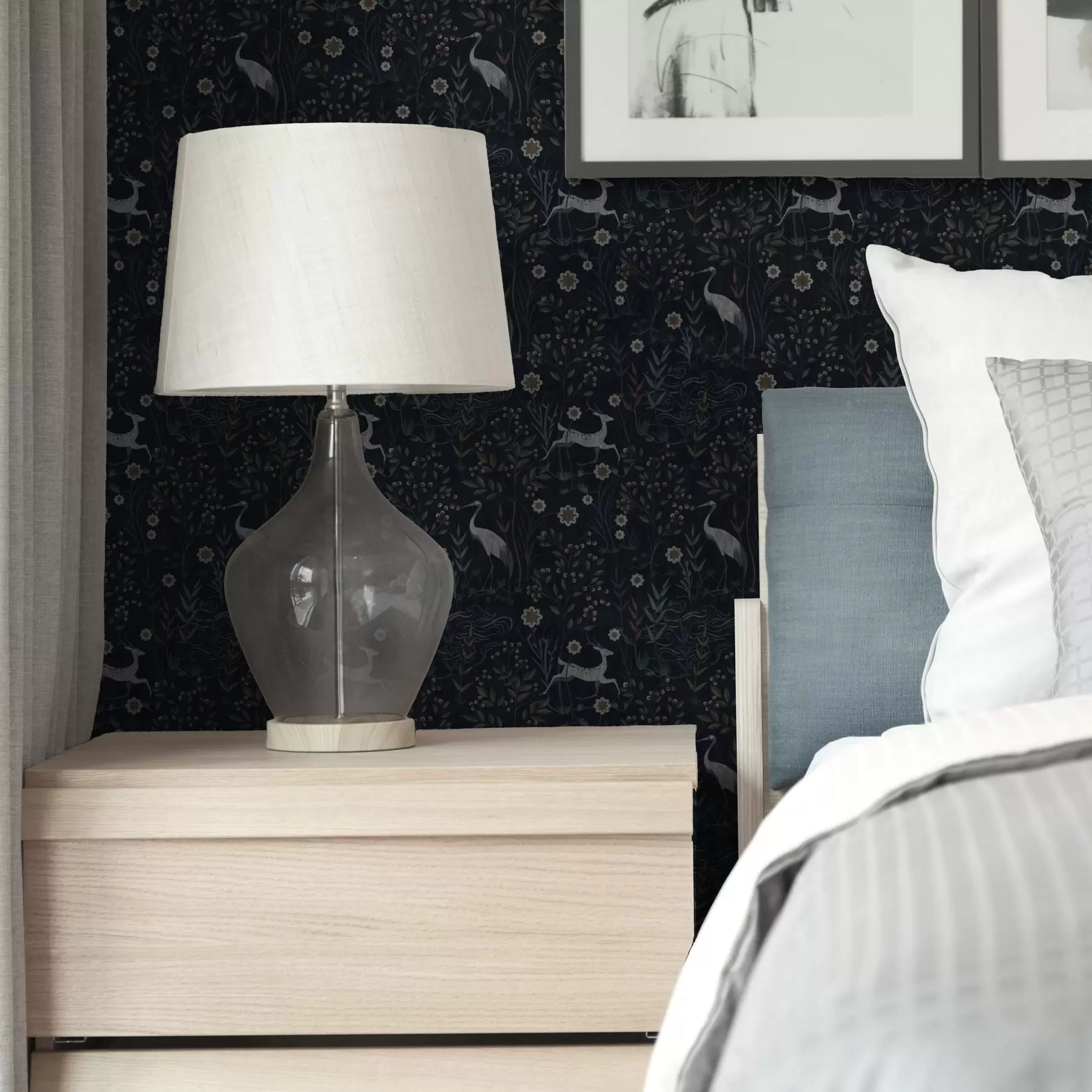 stenske poslikave Temno ozadje z belimi pticami in jelenom a00363