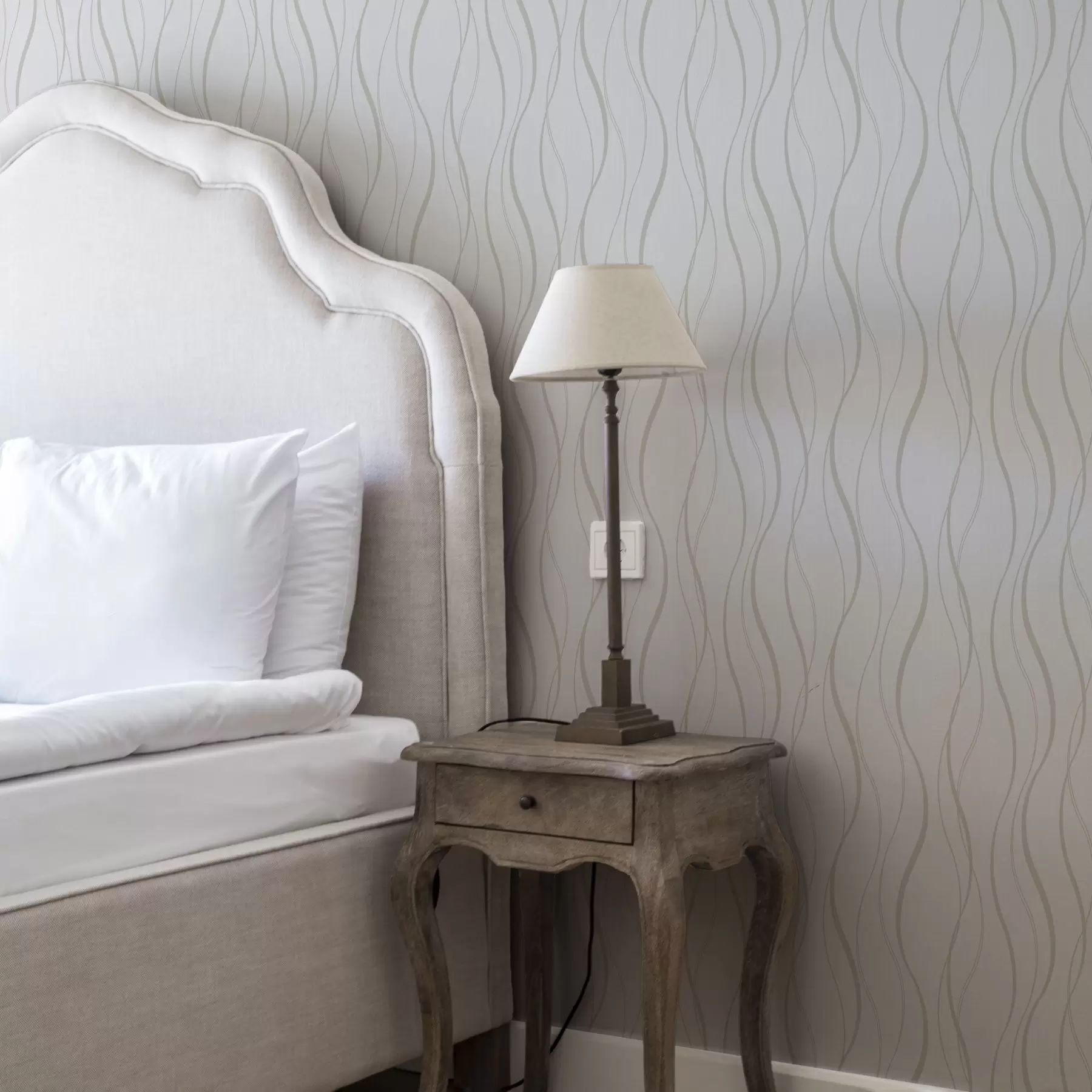 stenske poslikave Abstraktne valovite bež črte na belem ozadju a00480