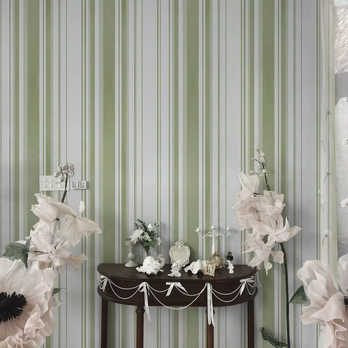 Ozadje Zelene črte različnih širin na svetlem ozadju a00523 Ozadje Zelene črte različnih širin na svetlem ozadju a00523