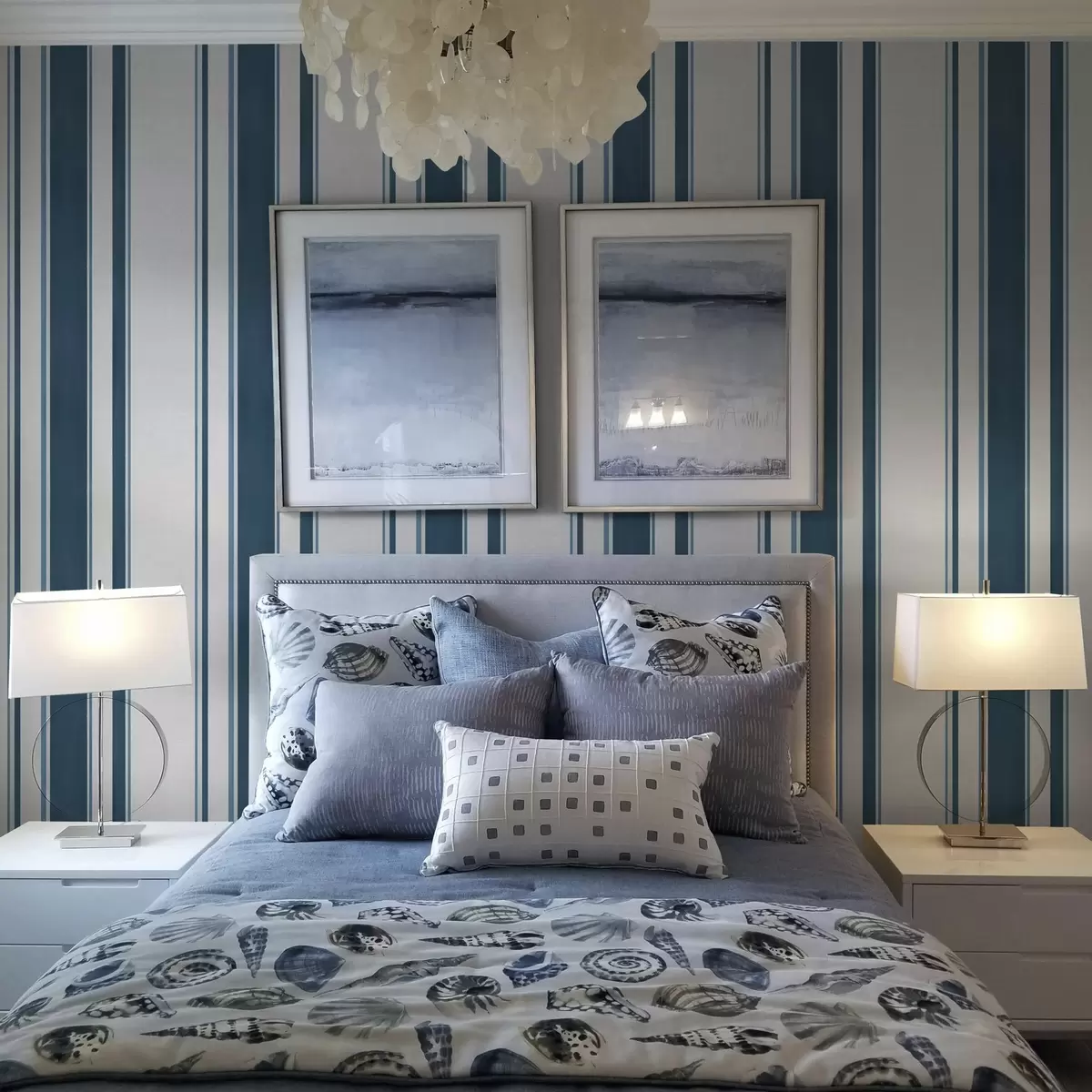 Ozadje Modre in turkizne navpične črte na svetlem ozadju a00528 Ozadje Modre in turkizne navpične črte na svetlem ozadju a00528