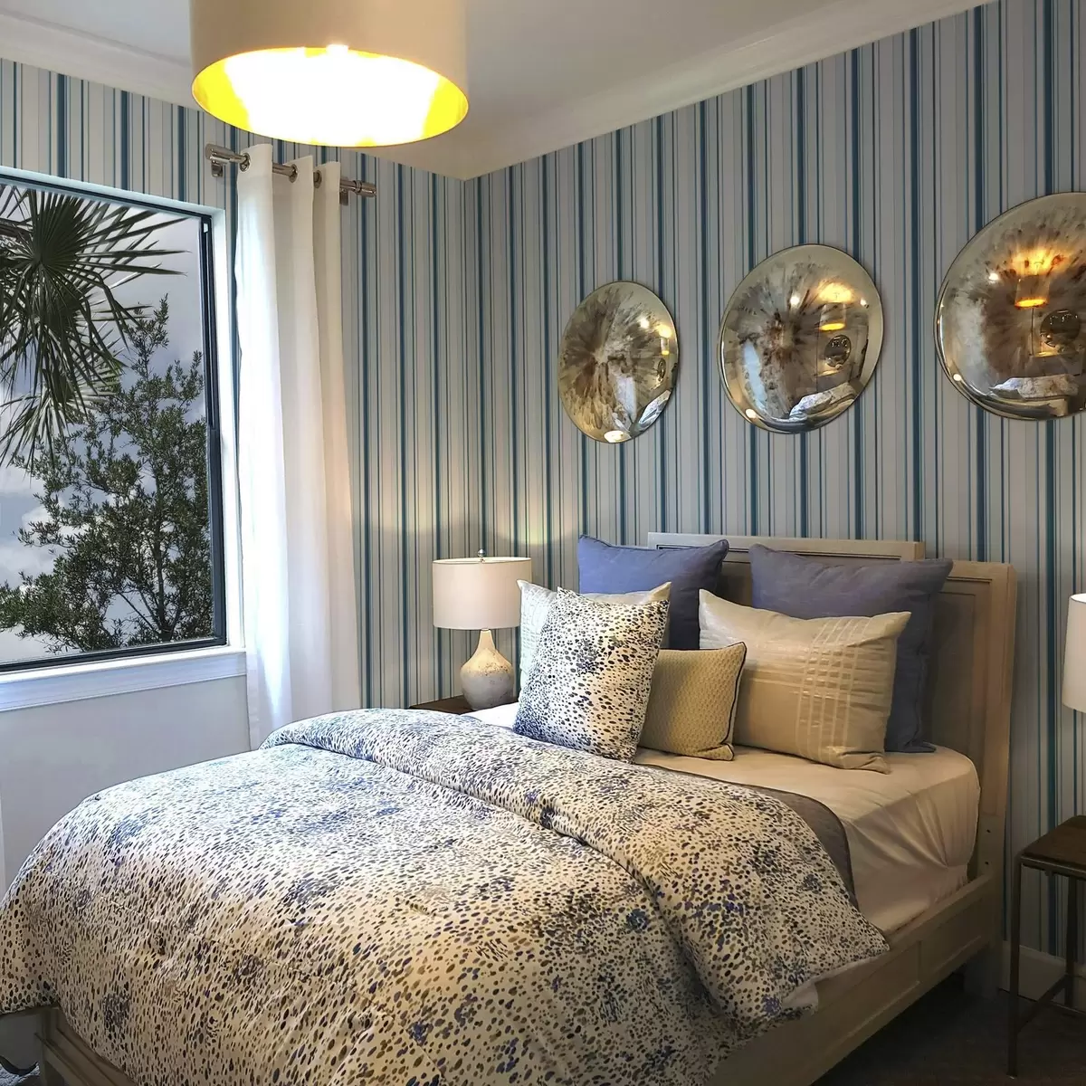 Ozadje Turkizne in modre črte različnih širin na svetlem ozadju a00530 Ozadje Turkizne in modre črte različnih širin na svetlem ozadju a00530