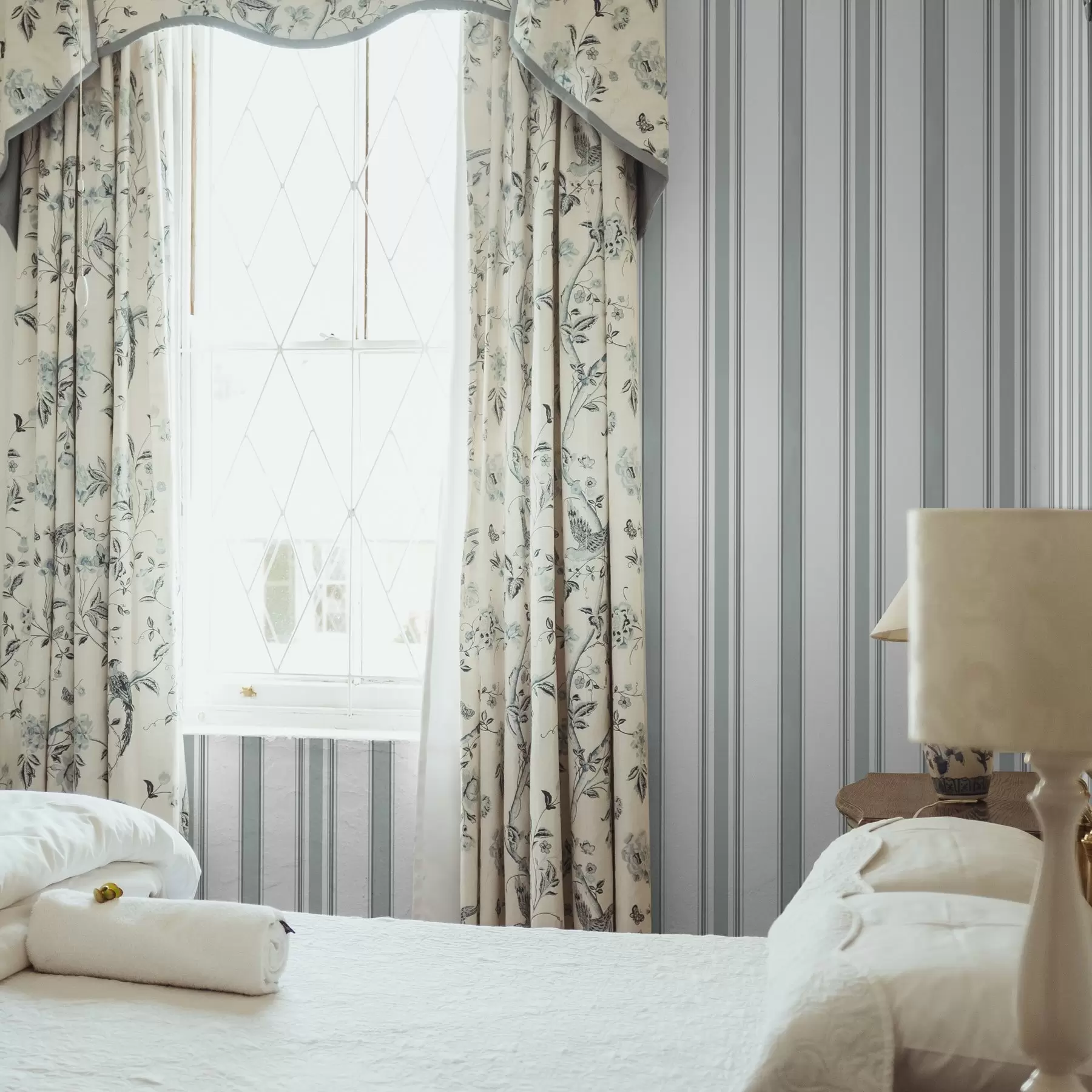 stenske poslikave Dvojni vzorec s sivo-modrimi črtami a00554