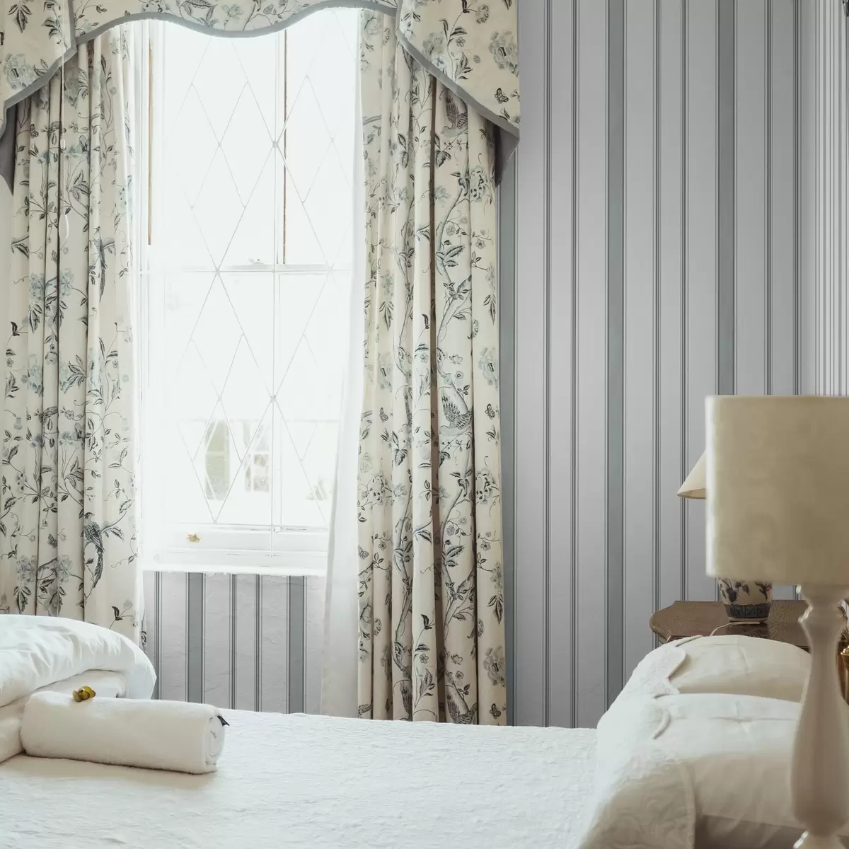 Ozadje Svetlo sivo-modre črte s klasičnim ritmom a00556