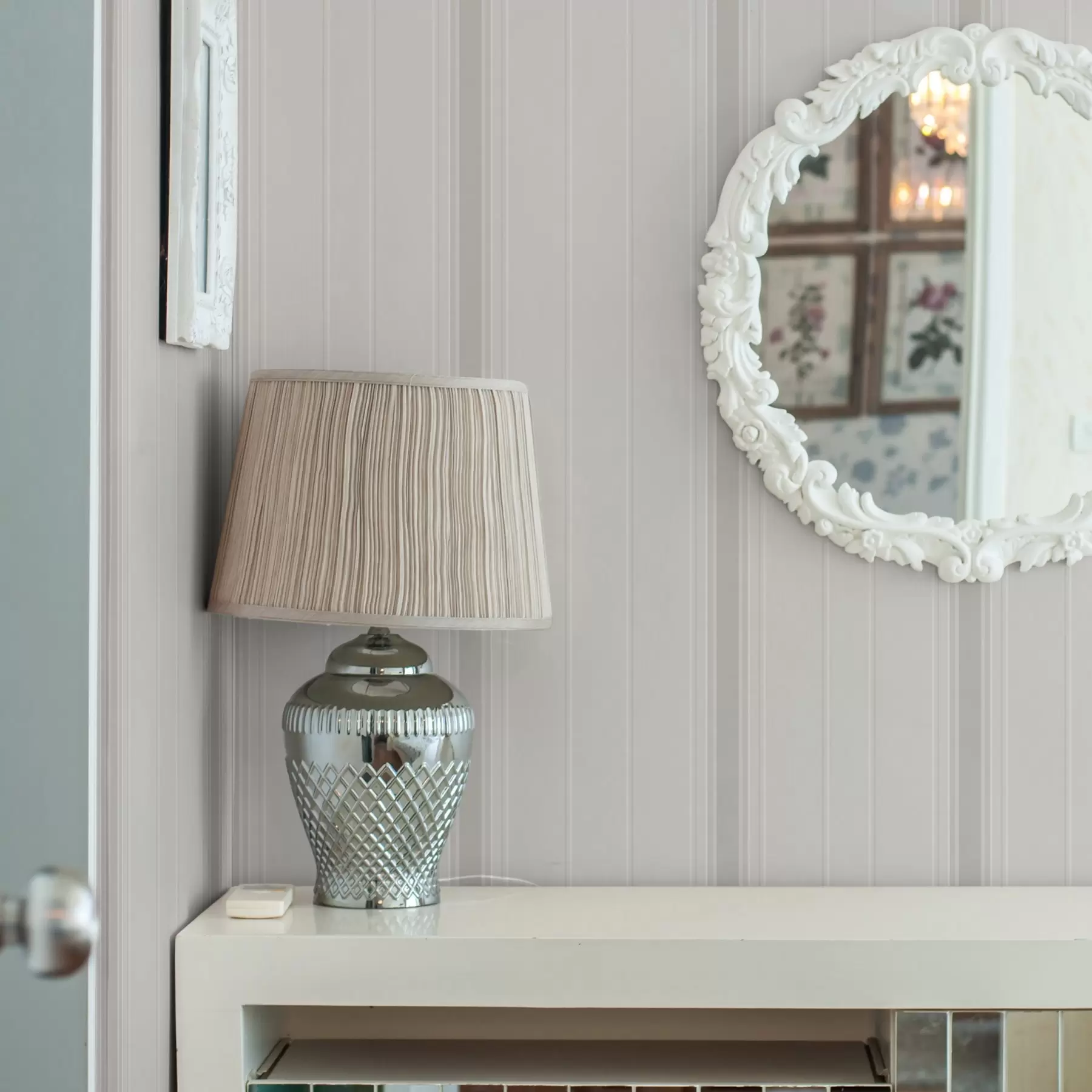 stenske poslikave Bež ozadje s tankimi in srednje sivo-belimi črtami a00559