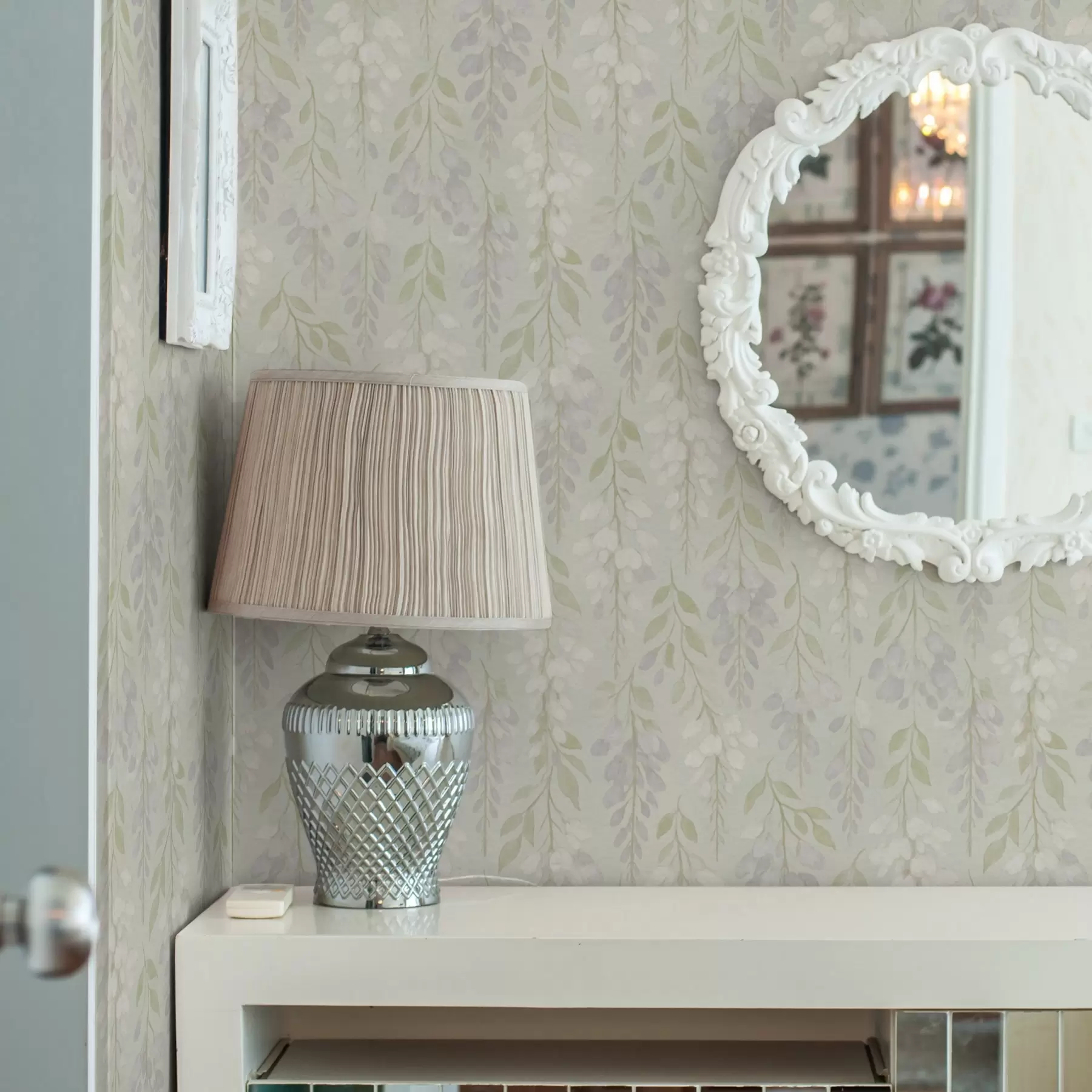 stenske poslikave Viseča sivka glicinija na mint zelenem ozadju a00593