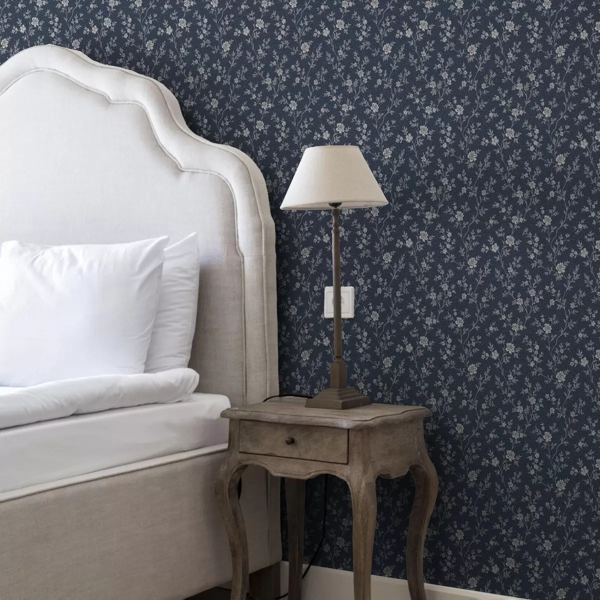 Ozadje Temno modro ozadje s tankimi bež vejami in cvetovi a00612 Ozadje Temno modro ozadje s tankimi bež vejami in cvetovi a00612