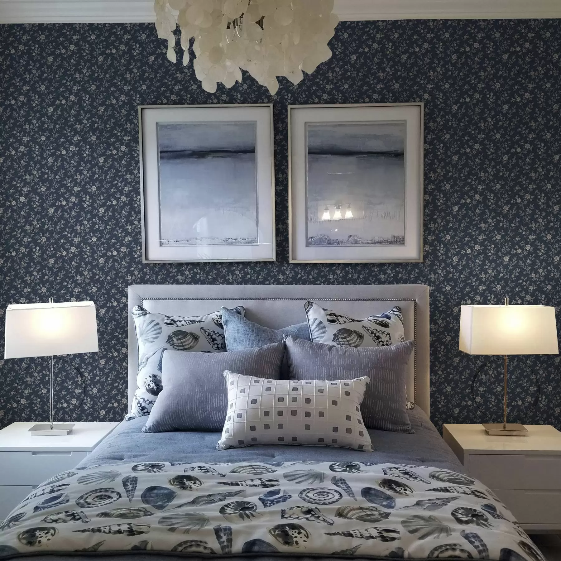 stenske poslikave Temno modro ozadje s tankimi bež vejami in cvetovi a00612