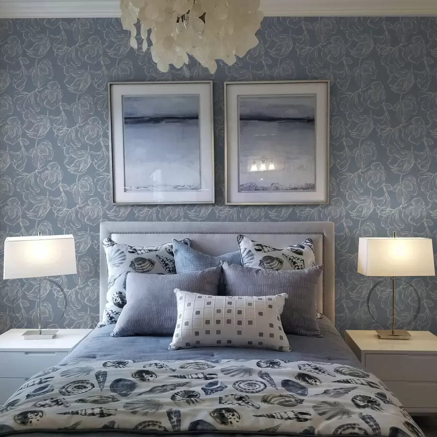 stenske poslikave Svetlo modro ozadje s cvetovi v kredastih obrisih a00625v3