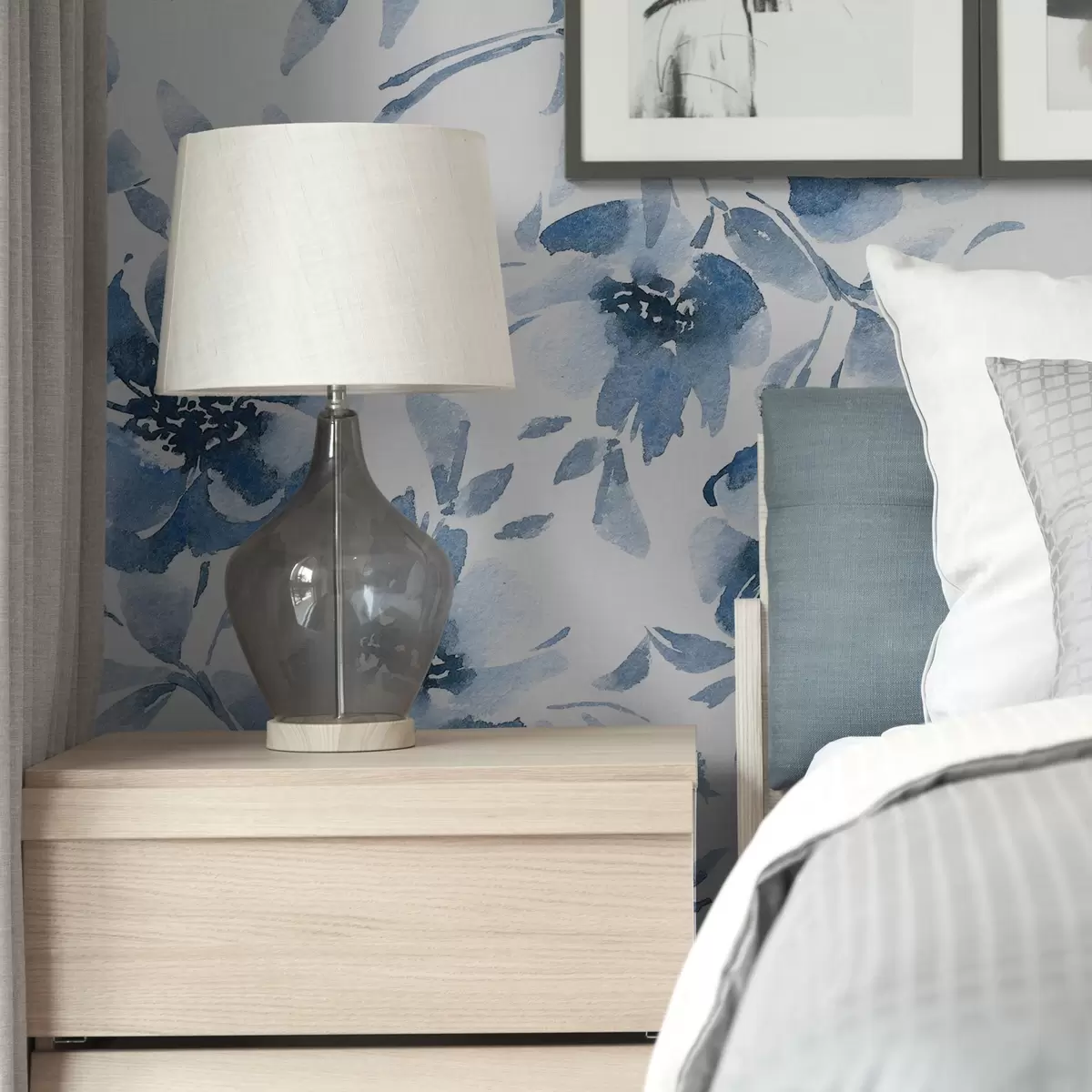 Ozadje Akrilne indigo potonike na belem ozadju a00641