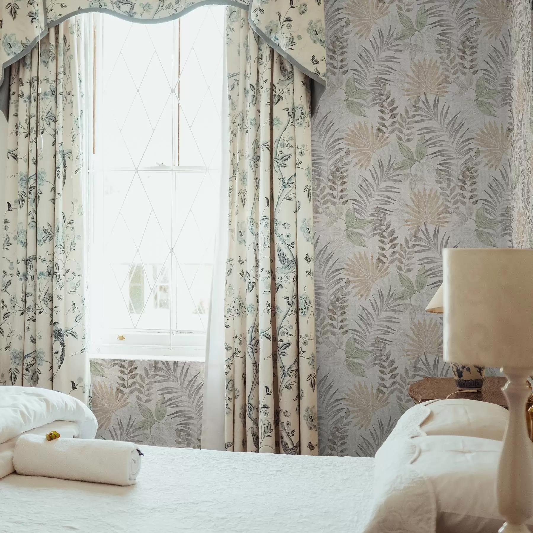 stenske poslikave Pastelni tropski listi na svetlem ozadju, subtilna tekstura a00725