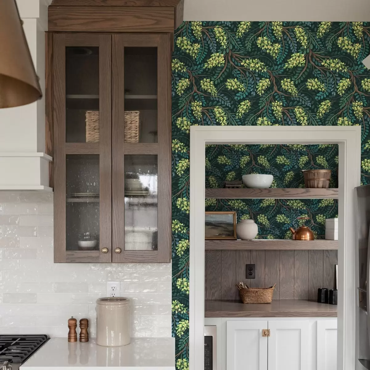 Ozadje Vejice z zelenkastimi socvetji na temnem ozadju a00786