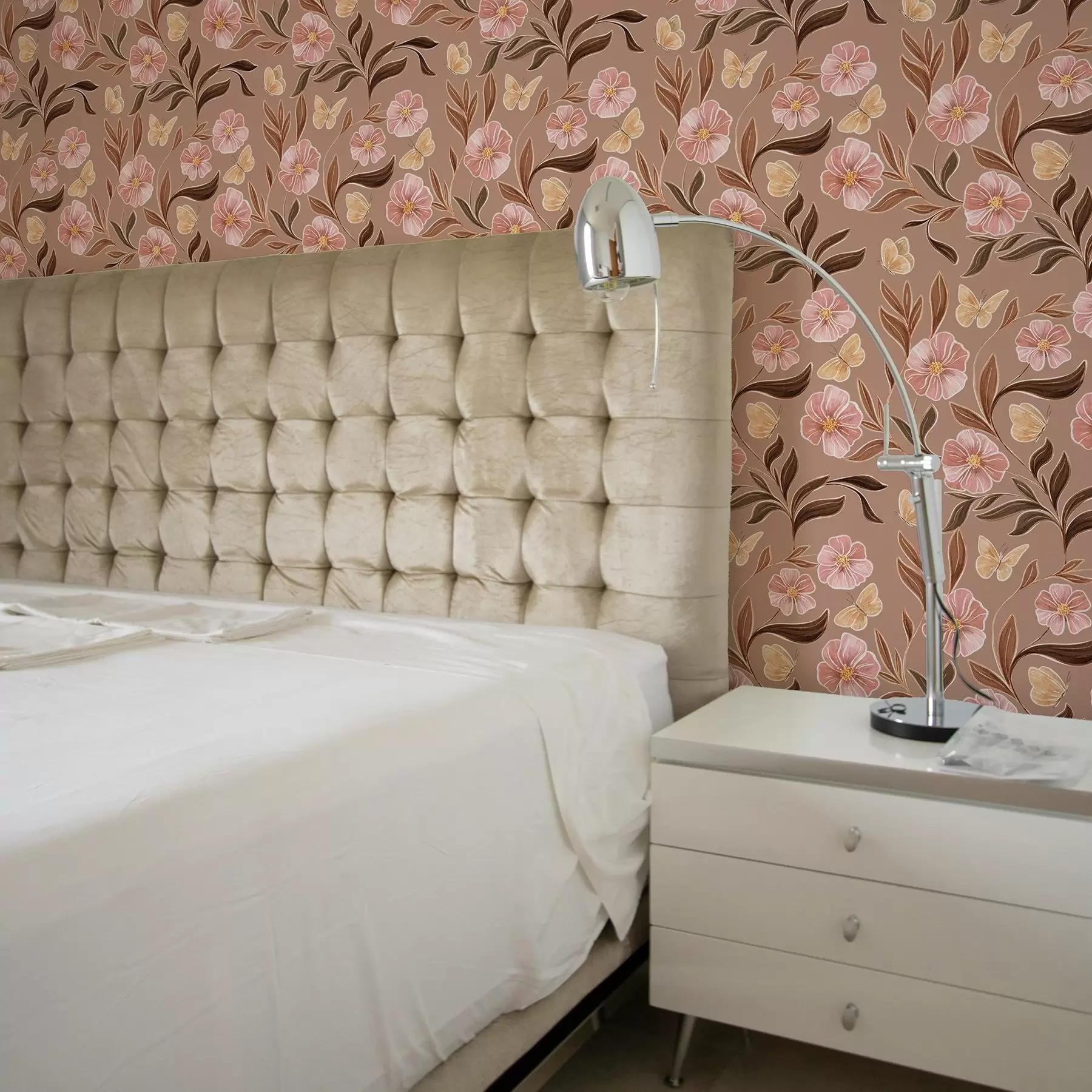 stenske poslikave Rožnate cvetlice in metulji na topli rjavi podlagi a00633v1