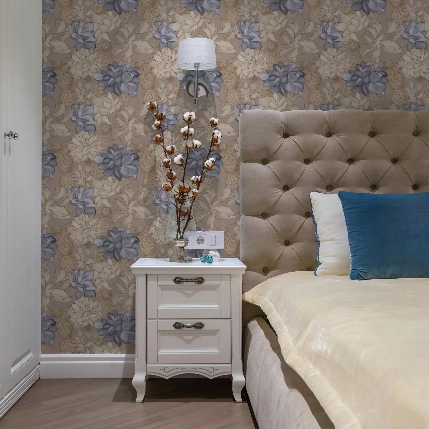 stenske poslikave Smetana in modri cvetovi na topli bež barvi ozadja a00634v1