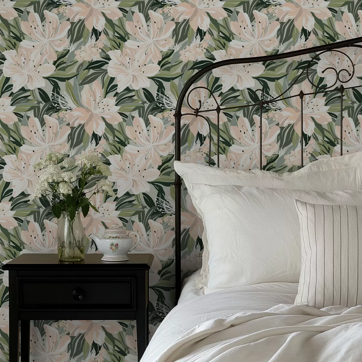 Ozadje Veliki kremasti cvetovi na svetlo zelenem ozadju a00646