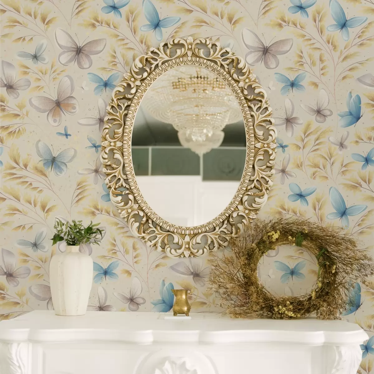 Ozadje Svetle metulje med zlatimi listi na svetlem ozadju a00795