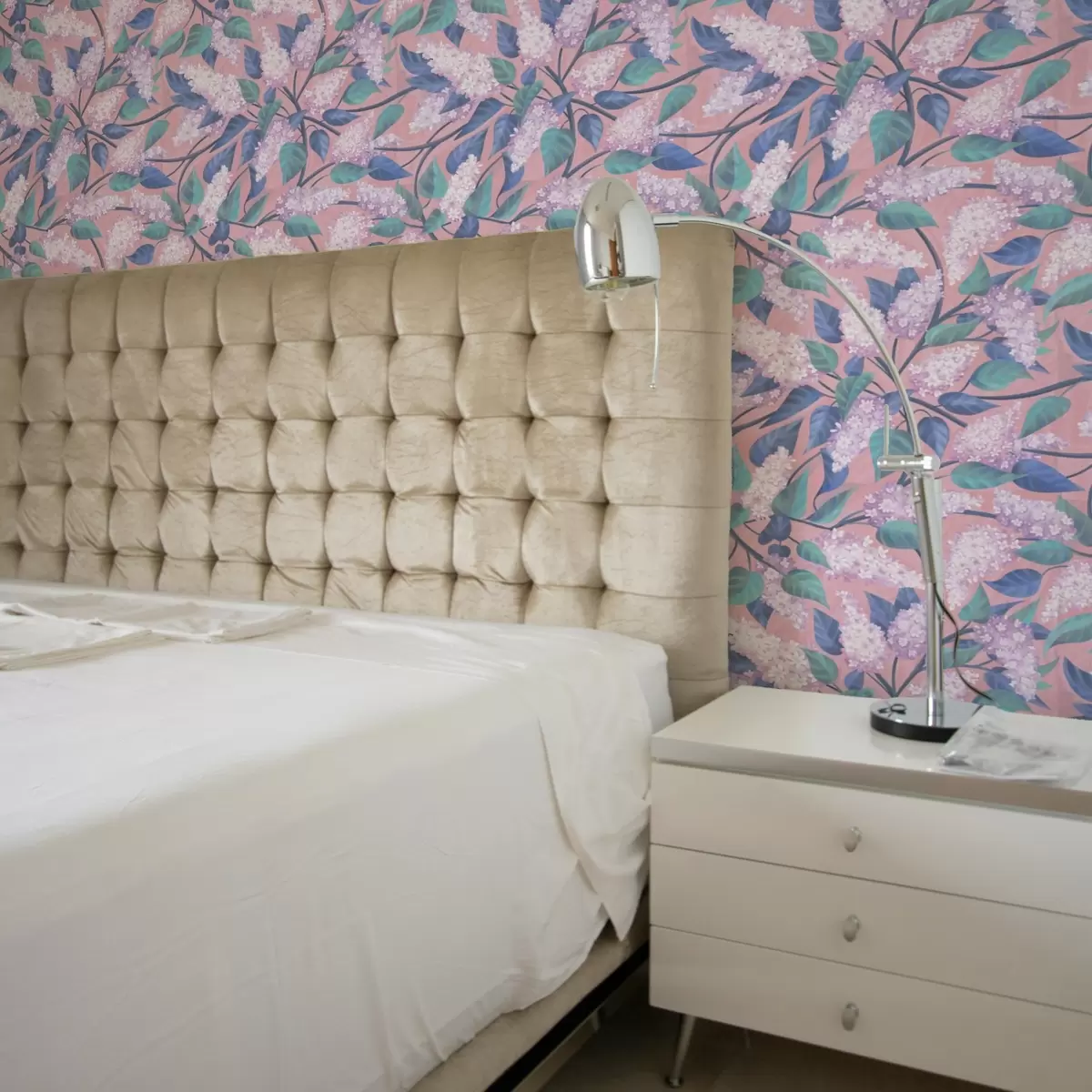 Ozadje Nežni lila cvetovi na rožnatem ozadju, pomladno razpoloženje a00797 Ozadje Nežni lila cvetovi na rožnatem ozadju, pomladno razpoloženje a00797