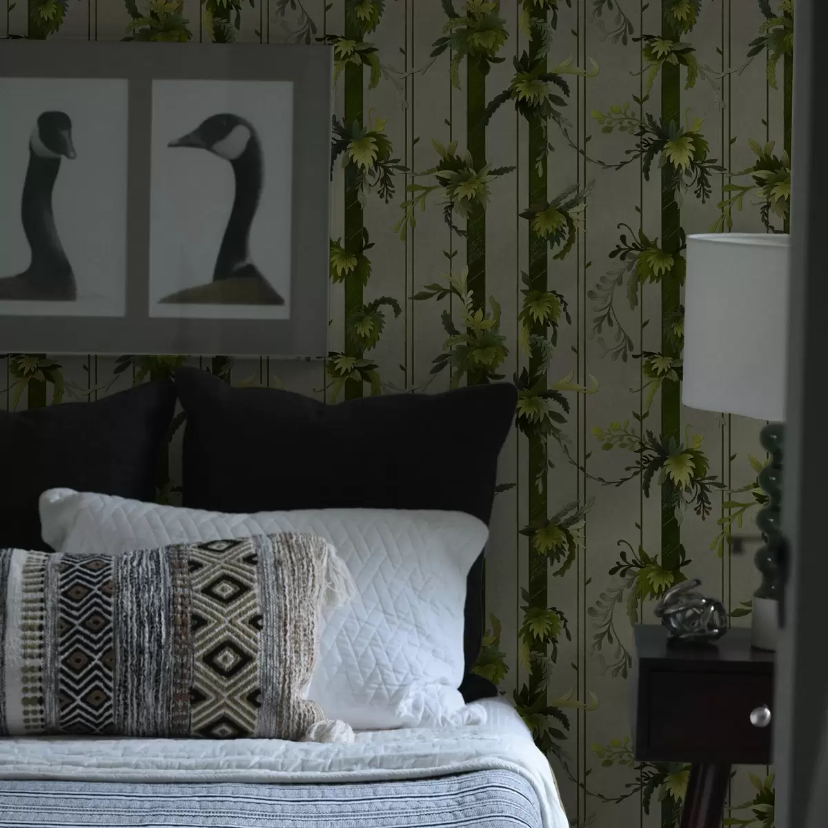 Ozadje Zelene liste v navpičnih črtah na sivem ozadju a00807v1 Ozadje Zelene liste v navpičnih črtah na sivem ozadju a00807v1