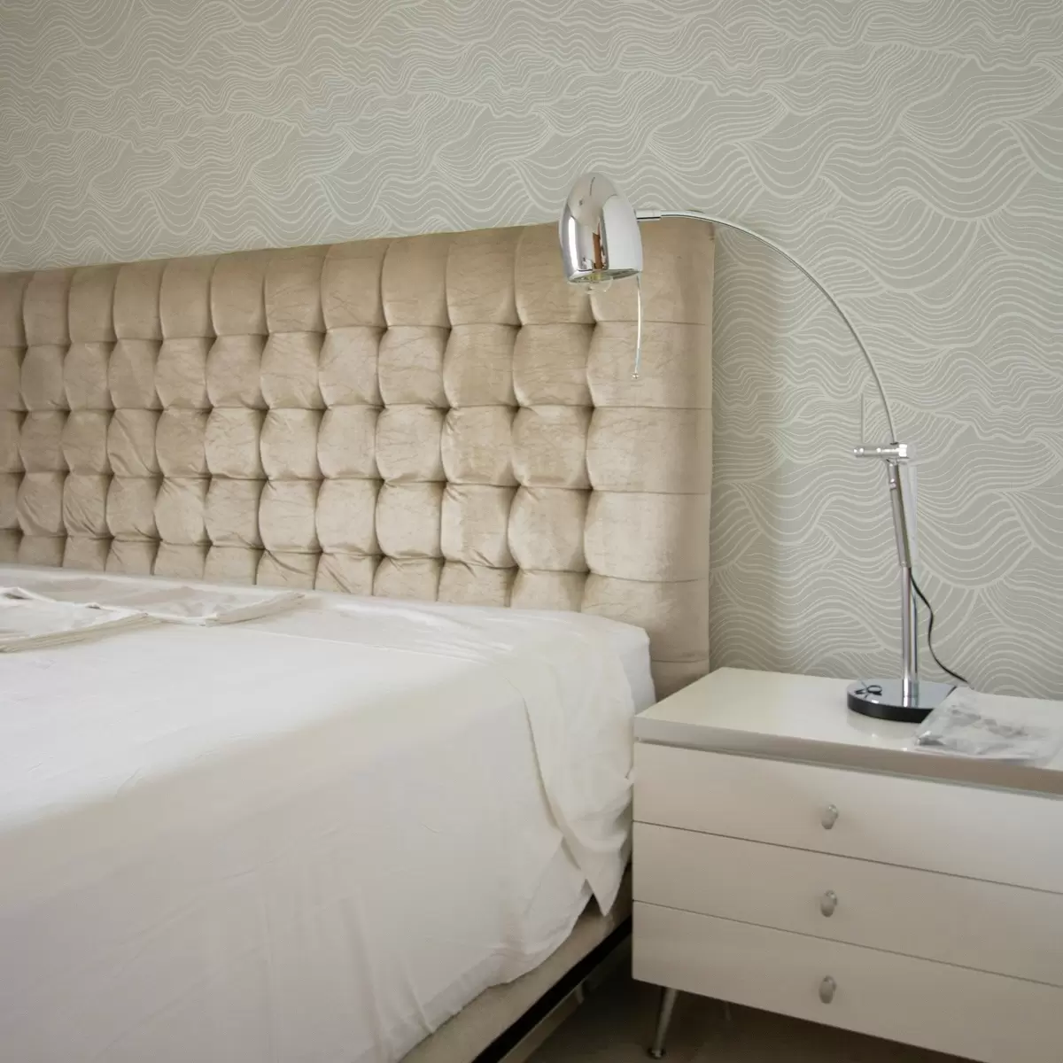 Ozadje Valovi na sivo-olivnem ozadju s teksturo tkanine a00681 Ozadje Valovi na sivo-olivnem ozadju s teksturo tkanine a00681