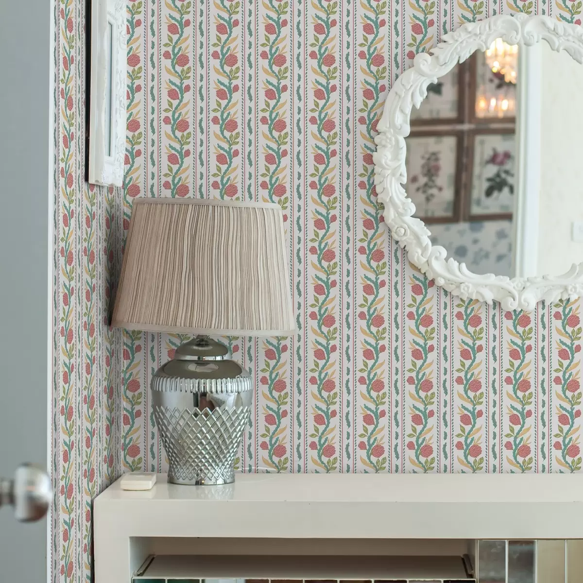 Ozadje Vertikalne črte s koralnimi cvetovi in turkiznimi listi a00816