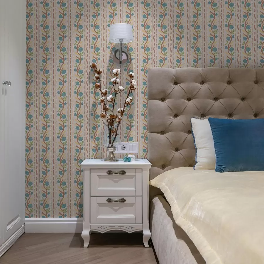 stenske poslikave Vertikalne črtaste cvetice z modrimi cvetovi na topli podlagi a00816v3