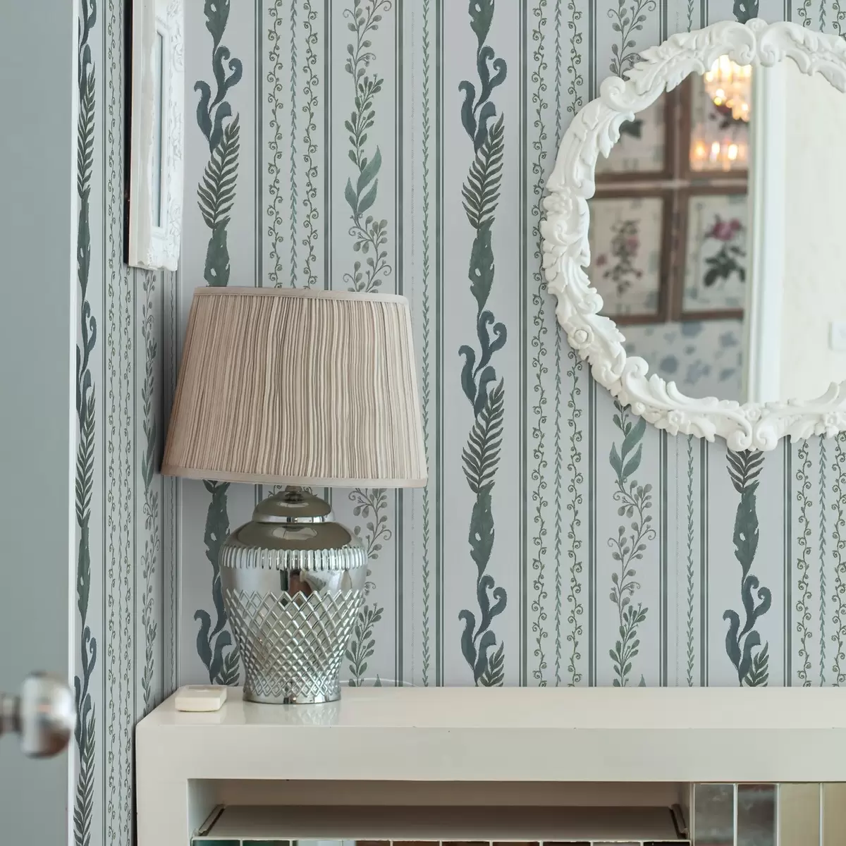 Ozadje Črte z vejami in kodri na hladni svetlo modri barvi a00823v1