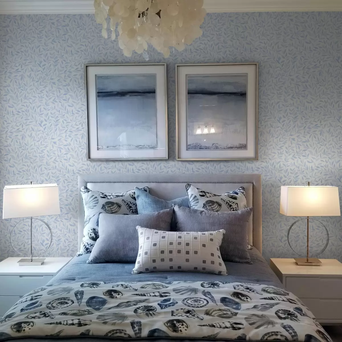 Ozadje Modre veje z listi na svetlo modri podlagi a00842