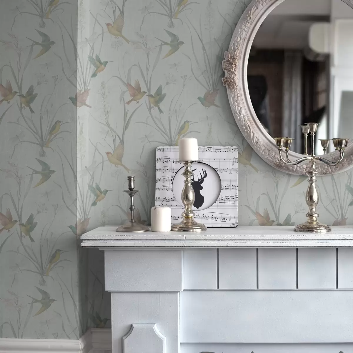 Ozadje Ptice med travami na svetlo sivi podlagi a00776v1