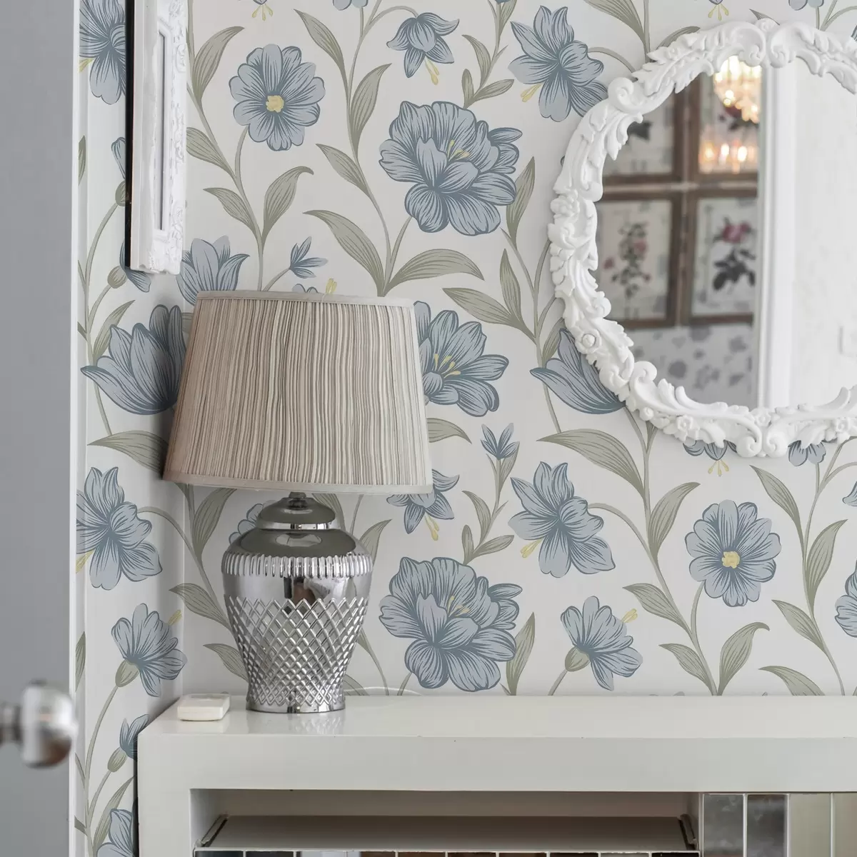 Ozadje Prašnato modri cvetovi z oljčnimi listi na beli podlagi a00780