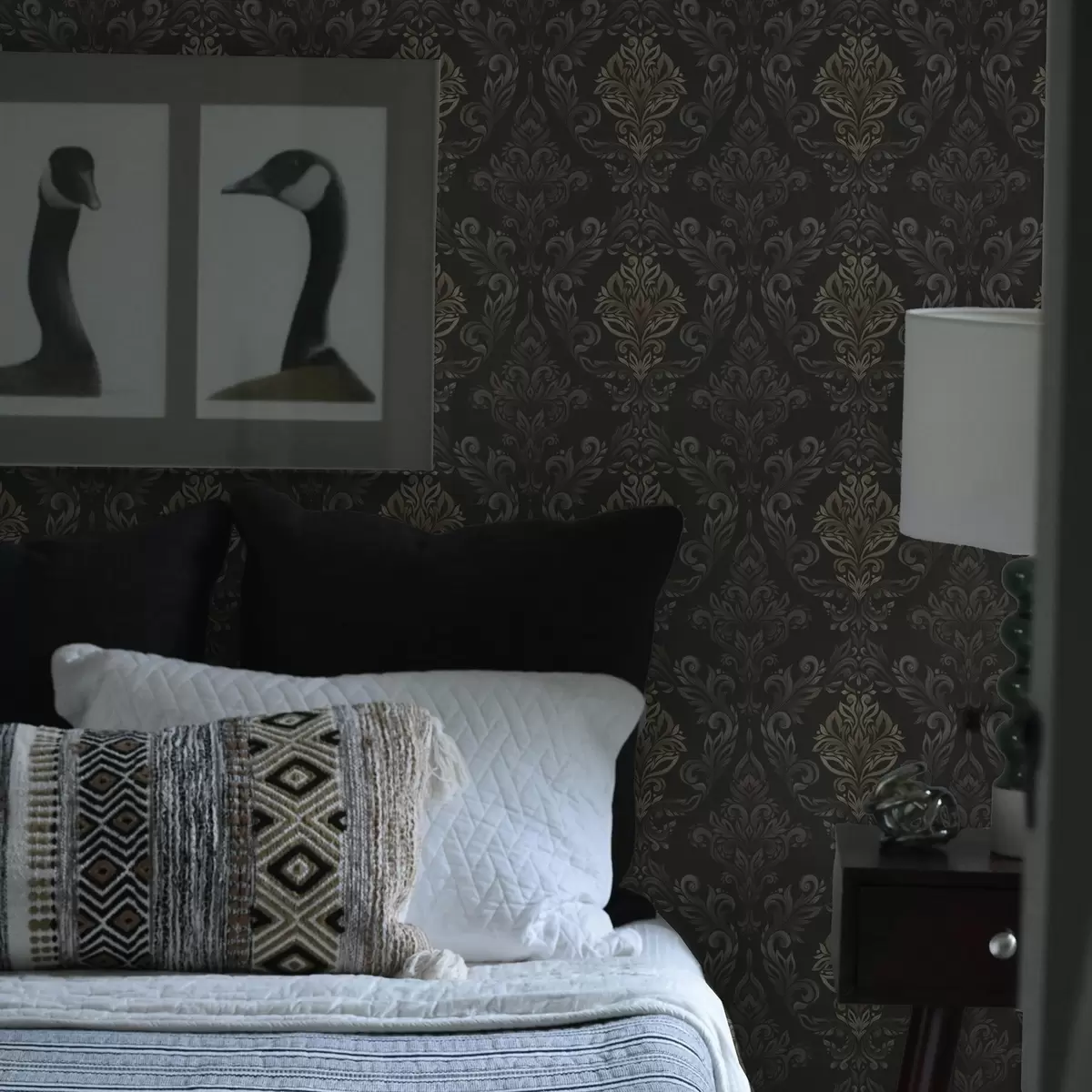 stenske poslikave Damask na temnem grafitnem ozadju, olivno-okrasti poudarki a00828v5