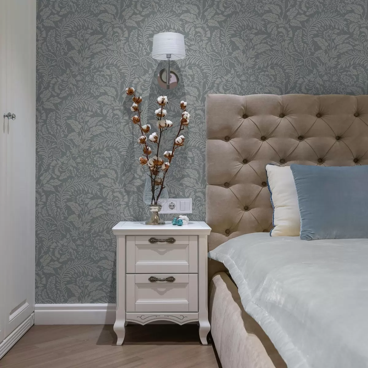 stenske poslikave Enobarvni cvetlični vzorec na sivo-modrem ozadju a00859