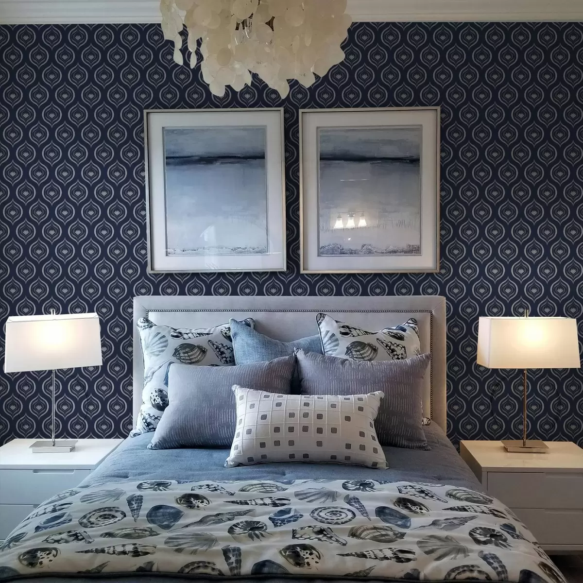 Ozadje Kontrastni motivi kapljic s cvetom na temno modrem ozadju a00977v1