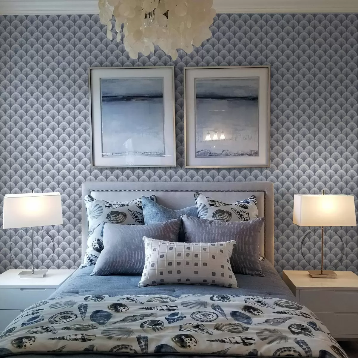 Ozadje Modri loki z žarki na svetlo modri podlagi a00978v1