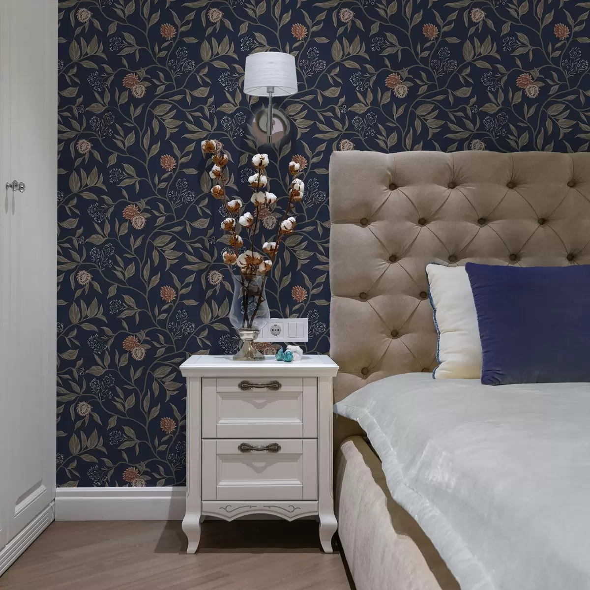 Ozadje Modri vrt z vejami, sadeži in drobcenimi cvetovi a00959