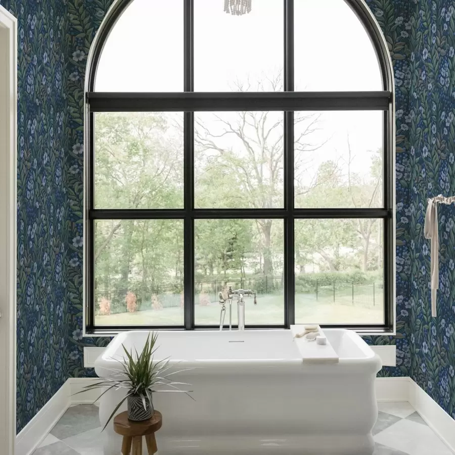 stenske poslikave Srednje modre jagode in beli cvetovi v gostem listju a00994