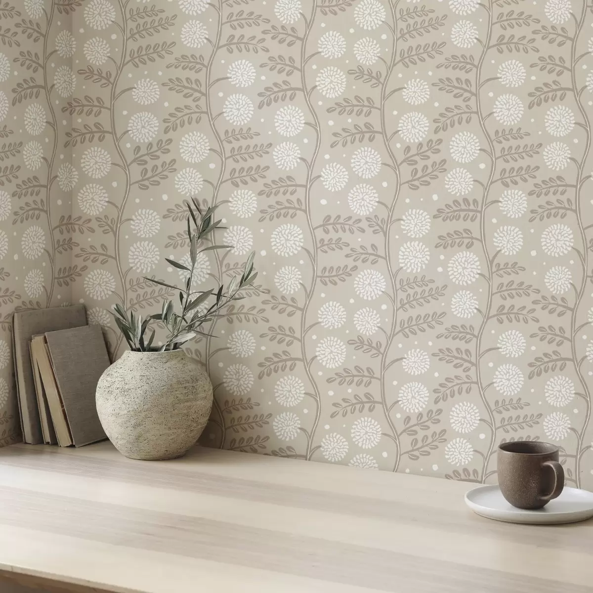 Ozadje Bež stebla z belimi puhastimi cvetovi in mehkimi pikami a00997