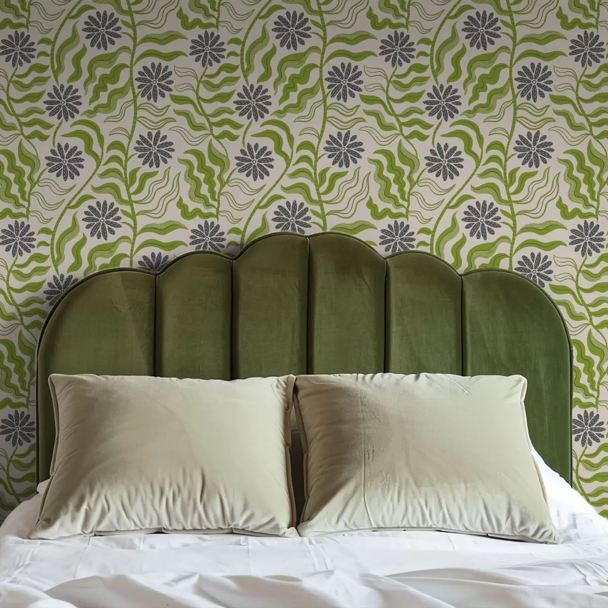 Ozadje Igrive zelene marjetice z valovitimi listi na kremastem ozadju a00998