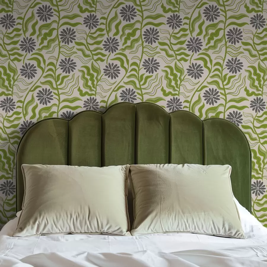 stenske poslikave Igrive zelene marjetice z valovitimi listi na kremastem ozadju a00998