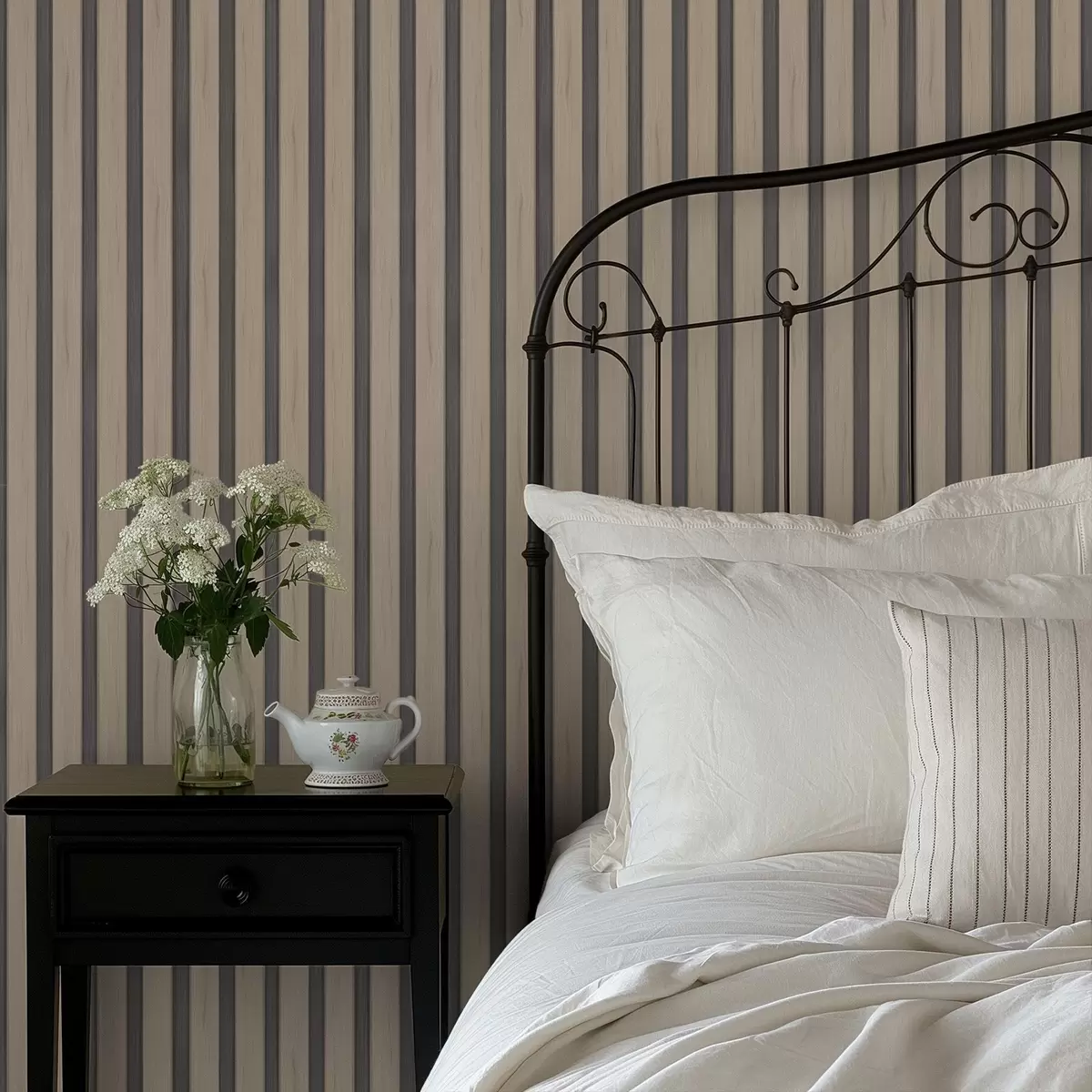 Ozadje Bež lesene deske s temnimi navpičnimi črtami a01054v2